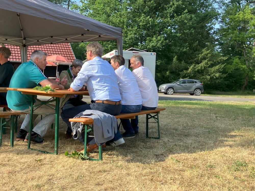 Teile des FVOB-Vorstands im Gespräch mit Gästen der Veranstaltung.