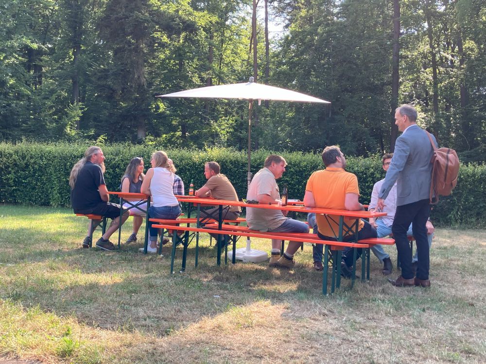 Waldbesitzer, Frächter und Mitarbeiter der FVOB nutzten die Gelegenheit zum Austausch.